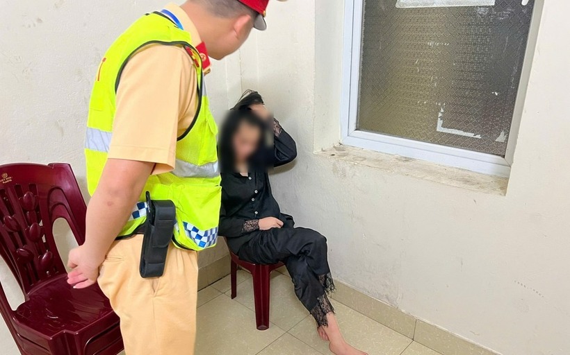 Tổ công tác bàn giao cho Công an thị trấn Tiên Yên để liên lạc với người thân đưa chị D.T.T về với gia đình. Ảnh: Phụ nữ Việt Nam.