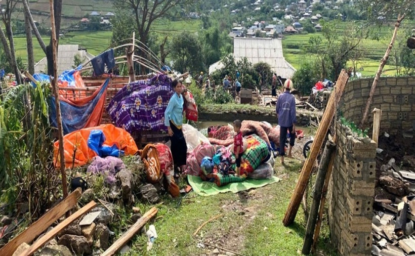 Nhiều ngôi nhà bị đổ sập hoàn toàn, gây thiệt hại lớn về tài sản. (Ảnh: VOV)