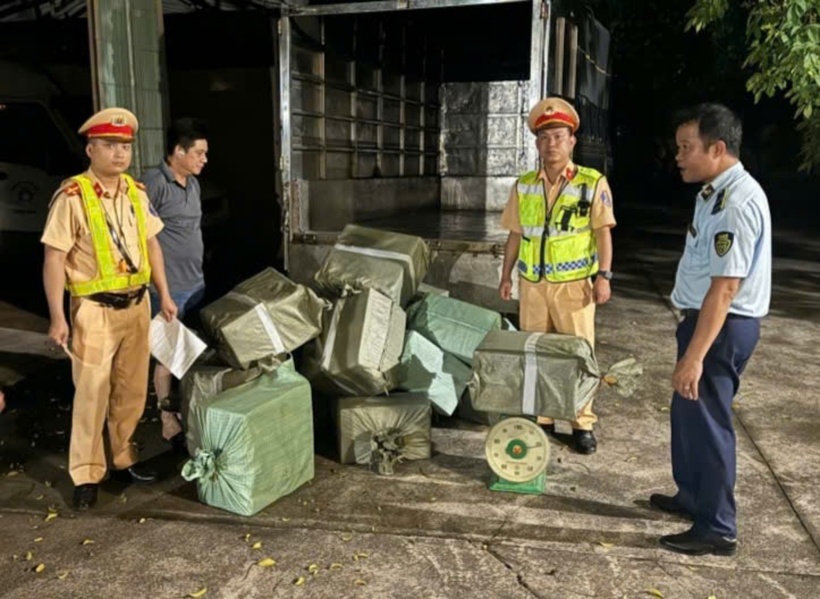 Ô tô tải vận chuyển 300kg lòng lợn không rõ nguồn gốc bị lực lượng chức năng phát hiện. Ảnh: Sức khoẻ & Đời sống.