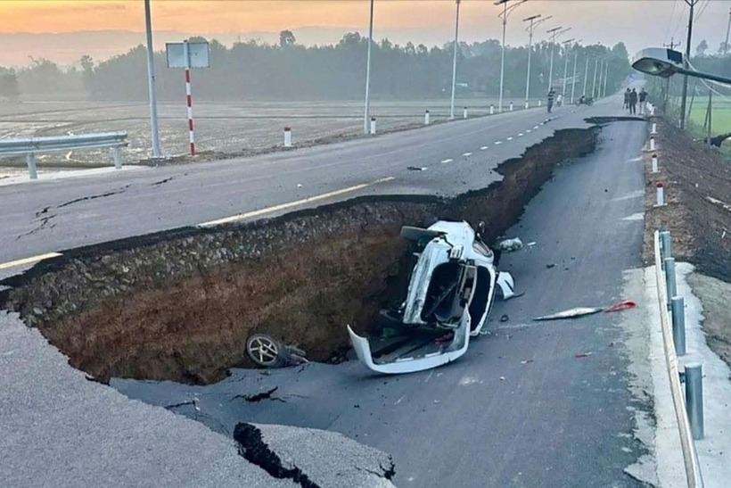 Hiện trường vụ sụt lún cầu Hoà Bình. (Ảnh: Tiền phong)