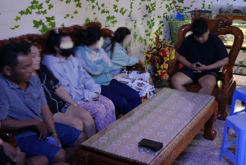 Nhóm người liên quan đến hành vi mua bán và môi giới mại dâm tại cơ sở massage. Ảnh: Công an Nhân dân