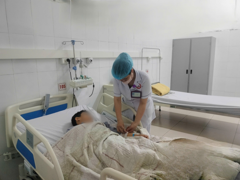 Bệnh nhi tiếp tục được theo dõi, điều trị tích cực tại khoa Hồi sức tích cực – Thận nhân tạo. Ảnh: Sức Khỏe & Đời Sống