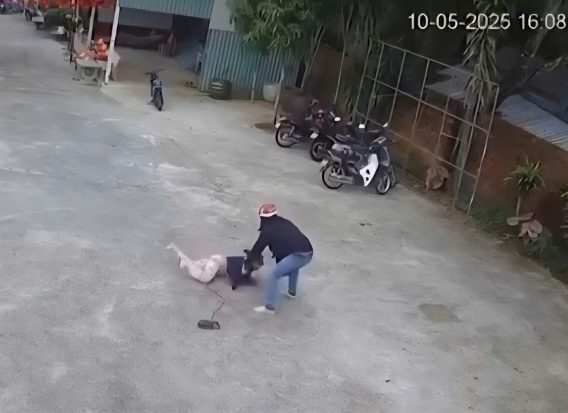 Đối tượng lạ mặt tấn công người phụ nữ. Ảnh: Phụ Nữ TP.HCM