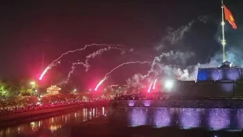 Hỏa pháo súng thần công được bắn từ Kỳ đài lạc vào khán giả do hết hạn sử dụng. Ảnh: Vietnamplus.