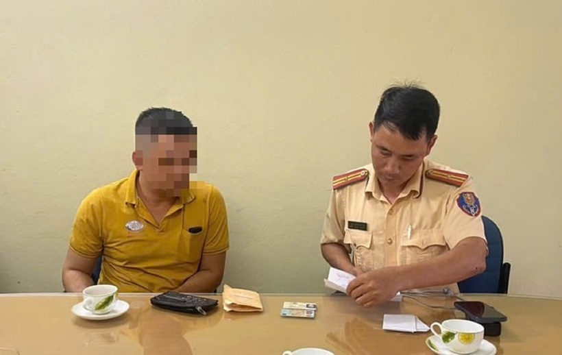 Cơ quan công an làm việc với tài xế Đ.M.L. Ảnh: Người lao động