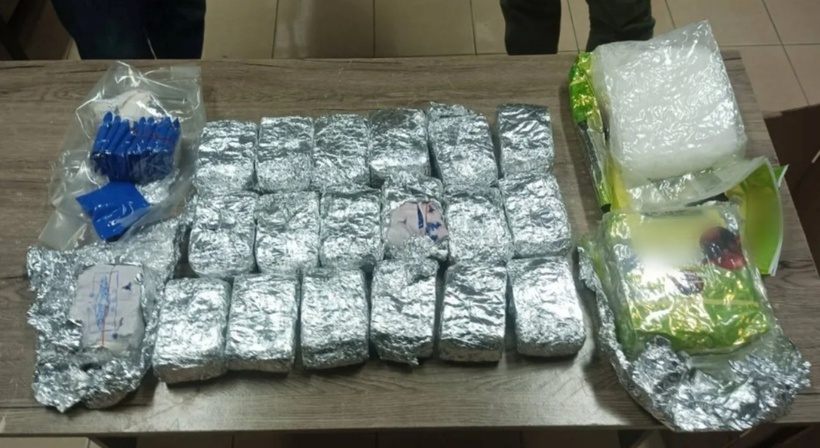 Người phụ nữ đặt mua khăn ướt, không ngờ lại nhận được hai chiếc loa chứa ma túy bên trong. Ảnh: Thairath