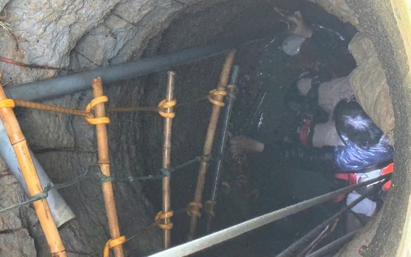 Lực lượng chức năng triển khai phương án đưa chị S lên khỏi giếng sâu. (Ảnh: BVPL)