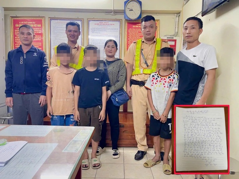 3 cháu bé đi lạc được trao trả về gia đình. (Ảnh: Kinh tế & Đô thị)