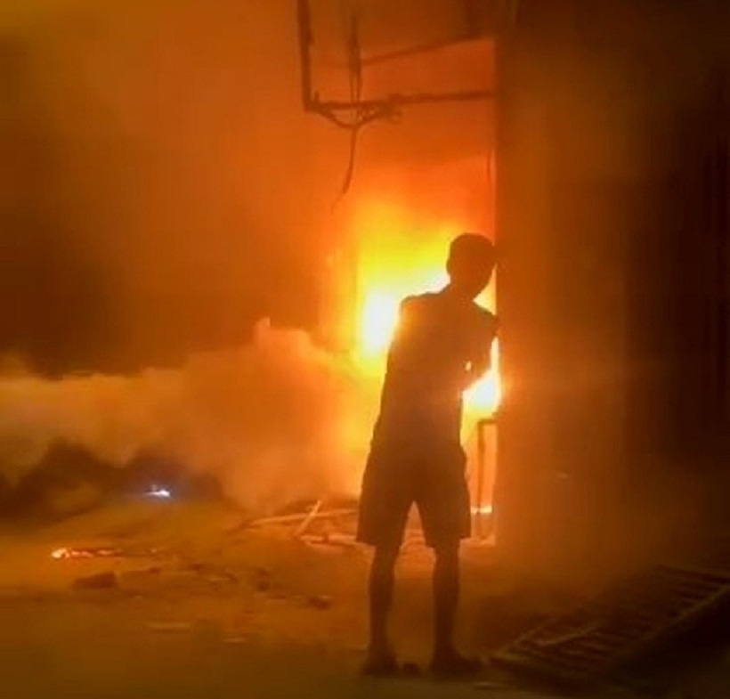 Người dân cố gắng dập lửa nhưng bất thành. Ảnh: Tuổi Trẻ