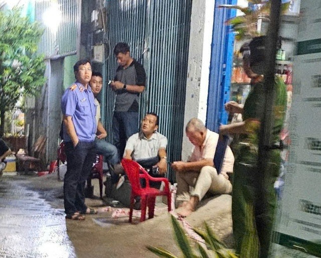 Cơ quan chức năng khám nghiệm hiện trường. (Ảnh: Thanh niên)