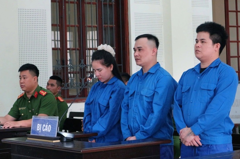 Từ phải qua trái: Hoàng Thị Hà, Trần Văn Đường và Hoàng Văn Đức tại phiên toà xét xử. Ảnh: Báo Dân Trí.