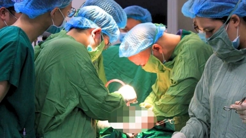 Các bác sĩ tiến hành phẫu thuật cho sản phụ. Ảnh: Nhân Dân