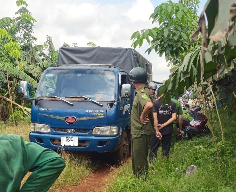 Lực lượng chức năng phong tỏa hiện trường vụ phát hiện bé sơ sinh. (Ảnh: VietnamNet)