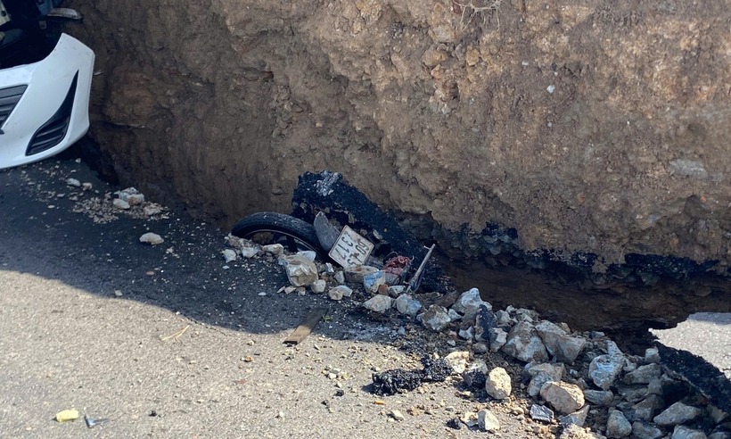 Xe ông Khánh bị mắc kẹt. Ảnh: Vnexpress.