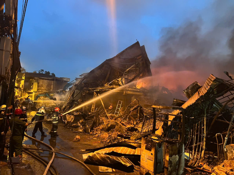 Đến khoảng 19h, đám cháy được dập tắt