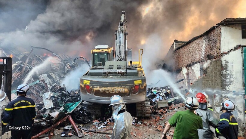 Lực lượng Cảnh sát PCCC&CNCH triển khai khoanh vùng đám cháy;&nbsp;huy động máy xúc phá dỡ cấu kiện, ngăn cháy lan