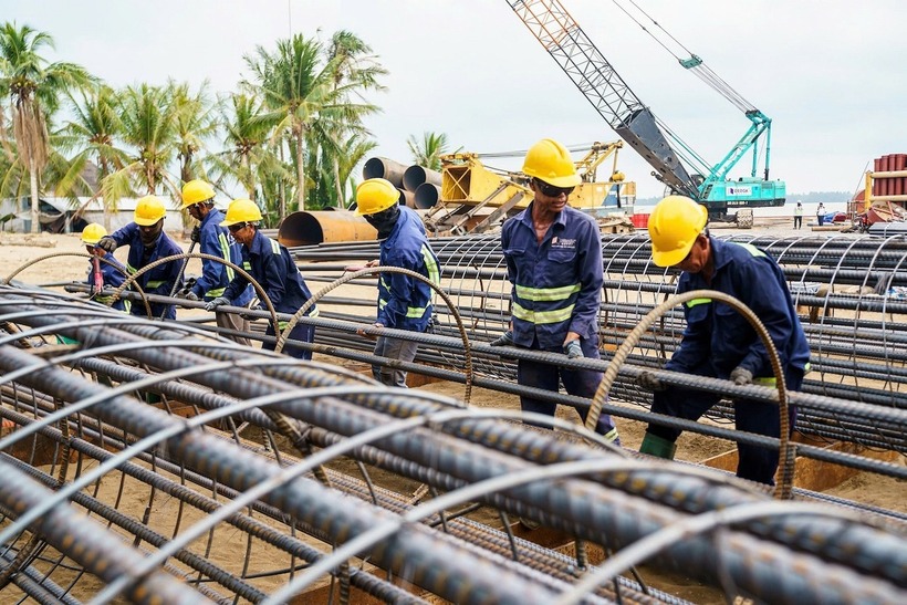 Công nhân đang tiến hành gia công lồng thép cọc khoan nhồi