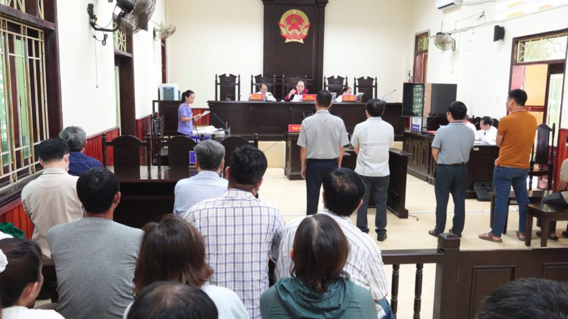 Quang cảnh phiên tòa xét xử sơ thẩm các bị cáo thuộc Trung tâm Đăng kiểm xe cơ giới 77-04D. Ảnh: Thanh Niên