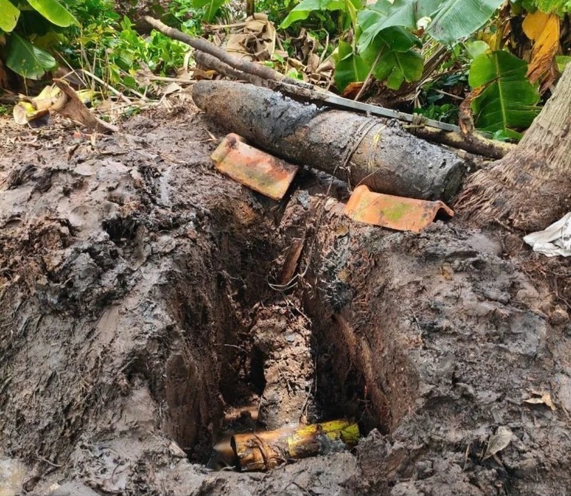Quả bom nặng 200 kg được người dân phát hiện khi đào mương nước. (Ảnh: PLO)