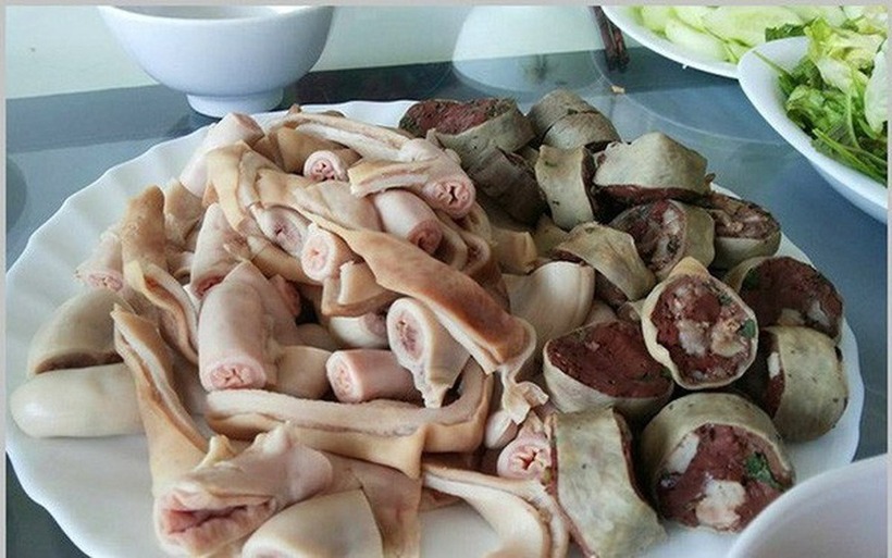 Việc tiêu thụ các loại thực phẩm khó tiêu như lòng lợn có thể gây ra tình trạng rối loạn tiêu hóa, đầy bụng.