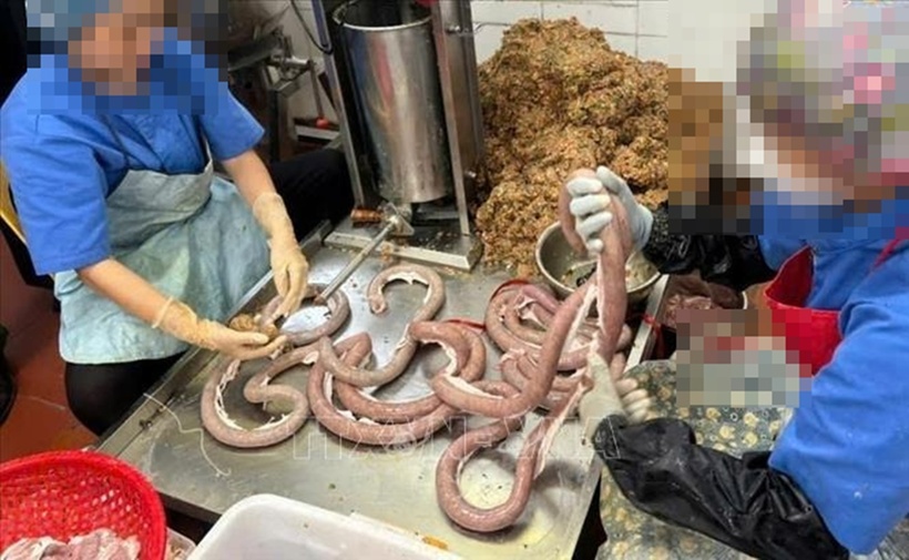 Lực lượng chức năng tỉnh Quảng Ninh phát hiện cơ sở không xuất trình được nguồn gốc xuất xứ của nội tạng. Ảnh: TTXVN