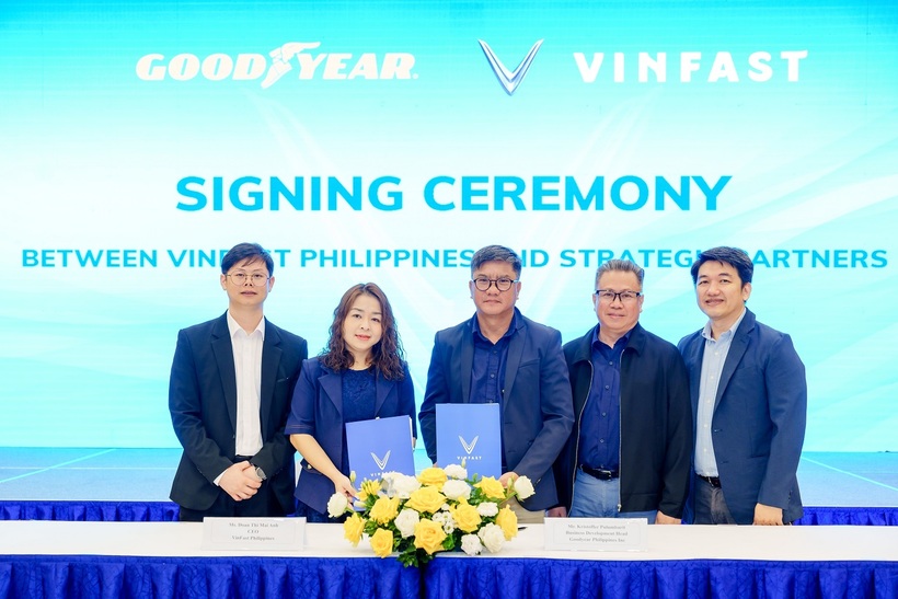 Đại diện VinFast và Goodyear Philippines tại buổi lễ ký kết.