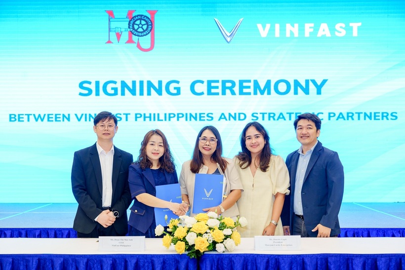 Đại diện VinFast và Marcjan Cavite tại buổi lễ ký kết.