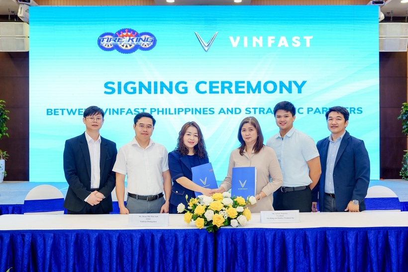 Đại diện VinFast và Tire King and Rubber Products tại buổi lễ ký kết.