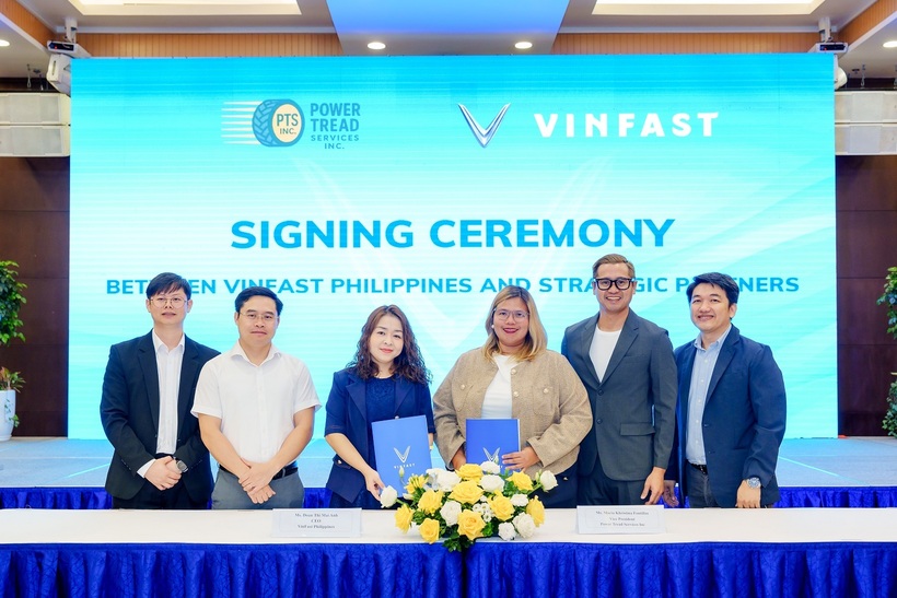 Đại diện VinFast và Power Tread tại buổi lễ ký kết.
