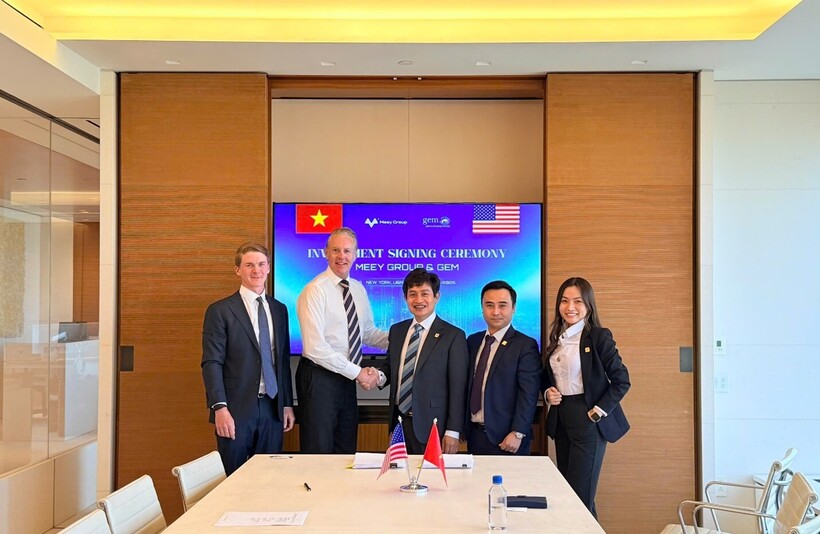 Ông Chris F. Brown – Giám đốc GEM (áo trắng) và ông Hoàng Mai Chung – Chủ tịch HĐQT Meey Group tại lễ ký kết