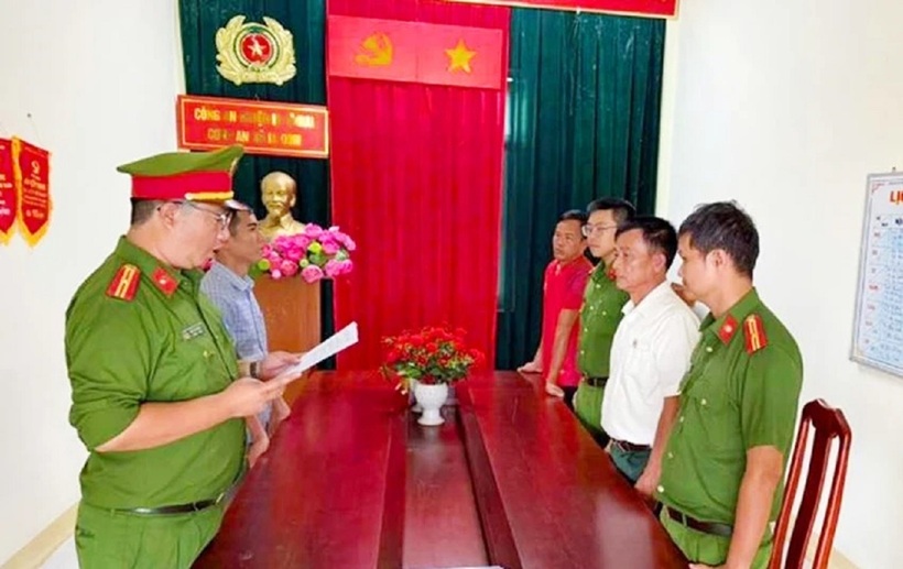 Công an thi hành lệnh bắt giam ông Bùi Văn Quang, Chủ tịch Hội Người Cao tuổi xã Ia Dom. Ảnh: PLO