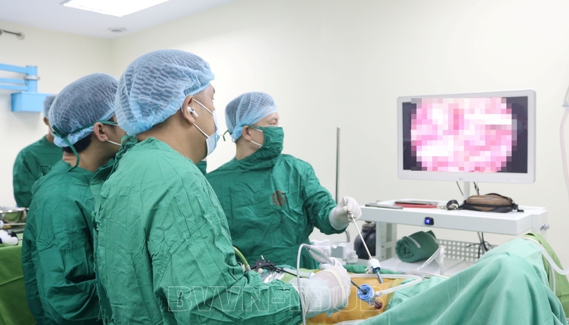 Các bác sĩ tiến hành ca phẫu thuật. Ảnh: Sức Khỏe & Đời Sống