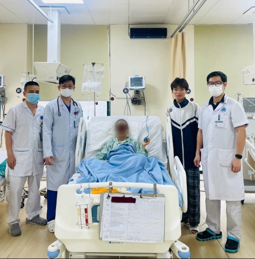 Bệnh nhân hiện đã tỉnh táo, tự ăn uống đường miệng và vận động tại giường được. Ảnh: Báo Tin Tức