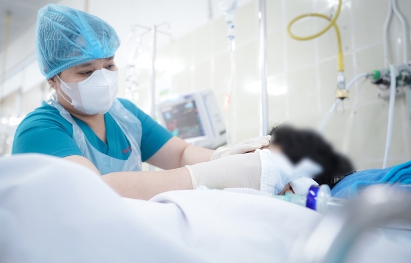 Bé đang được theo dõi sát sao tại Khoa Hồi sức Ngoại thần kinh, với sự phối hợp của nhiều chuyên khoa. Ảnh: Vietnamnet.