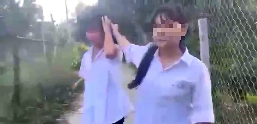 Nữ sinh lớp 8 Trường THCS An Hữu bị 2 nữ sinh khác đánh. Ảnh: Tuổi trẻ Online