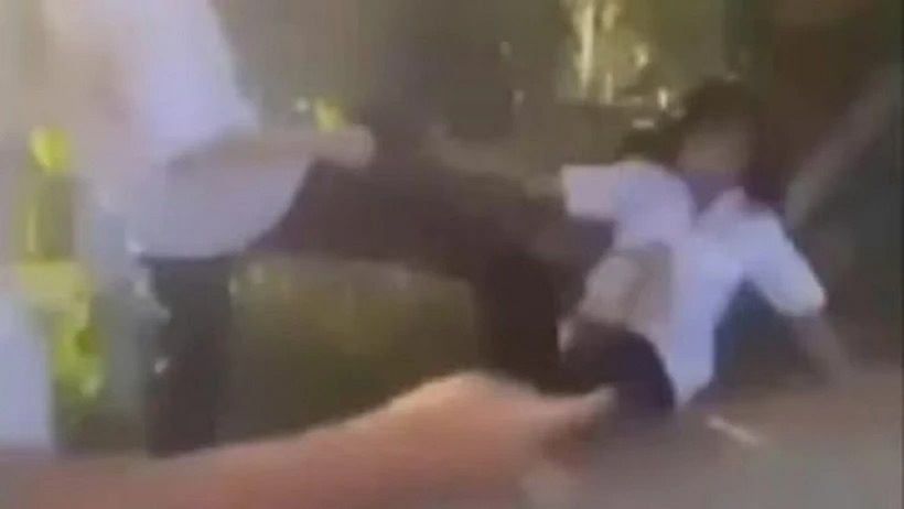 Một số học sinh nữ đánh bạn rồi quay clip tung lên mạng xã hội. Ảnh: VietNamPlus