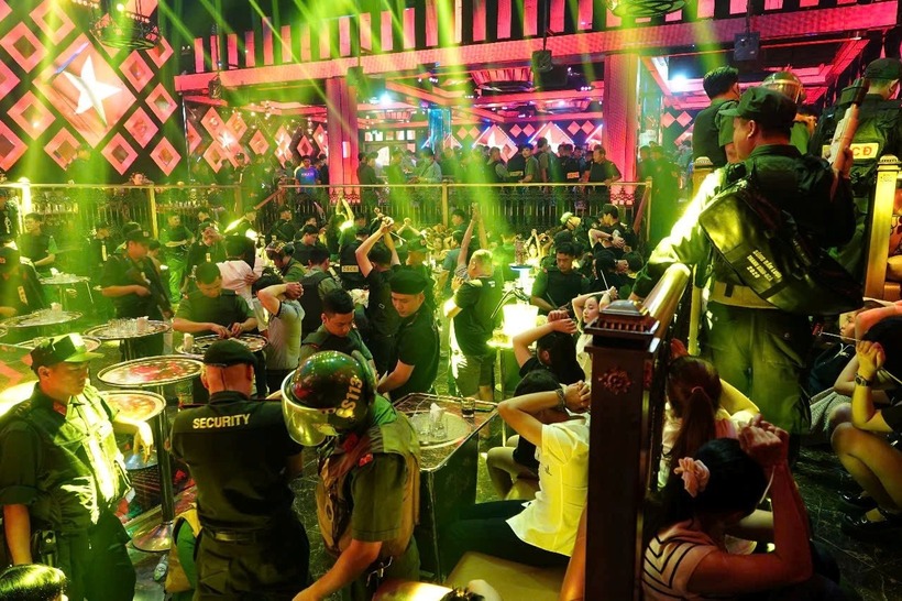 Lực lượng công an đột kích, kiểm tra quán Paris Night. (Ảnh: Báo Bình Thuận)