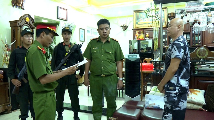 Cơ quan điều tra đọc lệnh khám xét nhà Mạnh Trọng Toản, chủ quán bar. (Ảnh: VietnamNet)