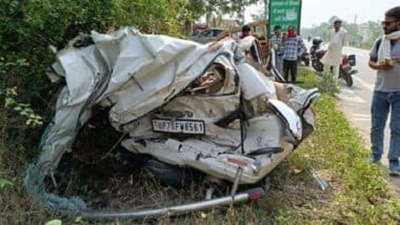 Chiếc xe ô tô bị hư hỏng, biến dạng sau vụ tai nạn. Ảnh: X/@Delhiite