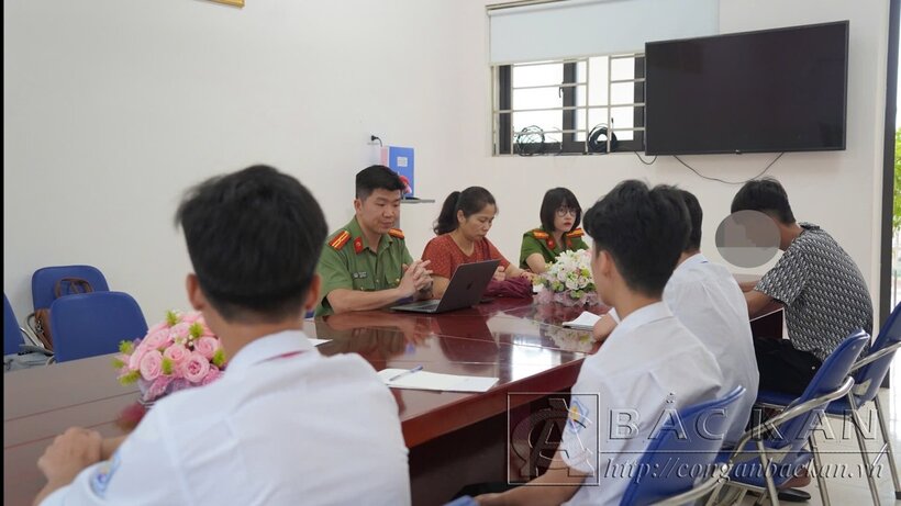 Cơ quan Công an làm việc với đại diện Nhà trường và các học sinh.