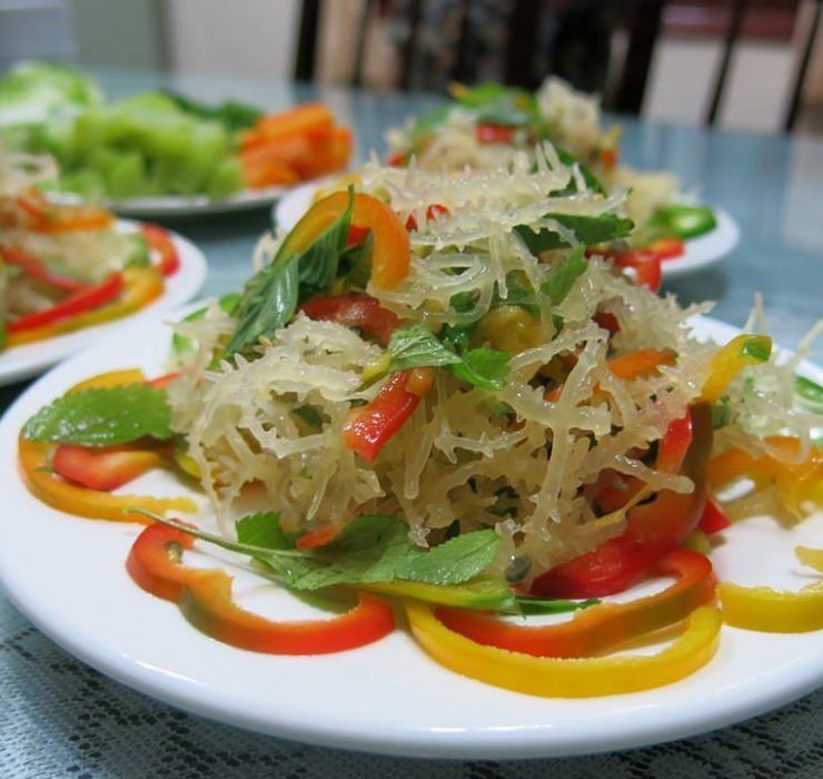 Rau chân vịt có thể chế biến đa dạng thành nhiều món ăn hấp dẫn như nấu chè, nấu canh, làm gỏi, hay hầm chung với thịt lợn, nấu canh với thịt, cá.