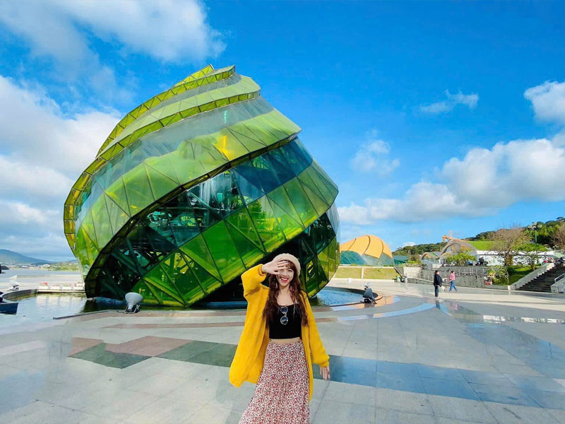 Đà Lạt - thành phố sương mù ẩn mình giữa những dãy núi Tây Nguyên hùng vĩ, luôn là điểm đến lý tưởng cho những ai mong muốn tìm kiếm sự yên bình.