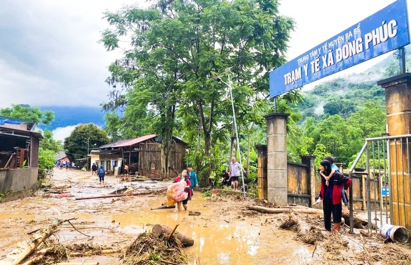 Ông Dương Ngọc Thuyết - Bí thư Huyện ủy Ba Bể, tỉnh Bắc Kạn cho biết trên Tiền phong, khoảng 1h sáng 18/5, trận lũ quét xảy ra, kéo theo lượng lớn đất đá lổn nhổn tràn vào thôn Tẩn Lượt. Hậu quả, hai người tử vong là ông Nguyễn Văn B. (SN 1945) và bà Dương Thị M. (SN 1941). Một người mất tích may mắn được tìm thấy và vẫn còn sống.