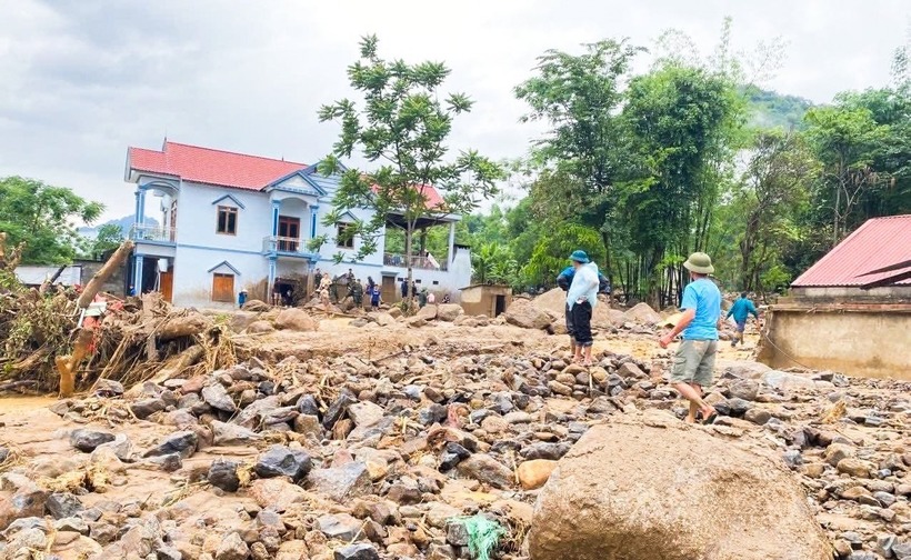 Cùng thời điểm xảy ra lũ quét, trận sạt lở đất làm 2 người chết ở thôn Phiêng Khăm, xã Yến Dương là ông Lý Học V. (SN 1978) và bà Triệu Thị Đ. (SN 1960) - mẹ vợ của ông Lý Học V.
