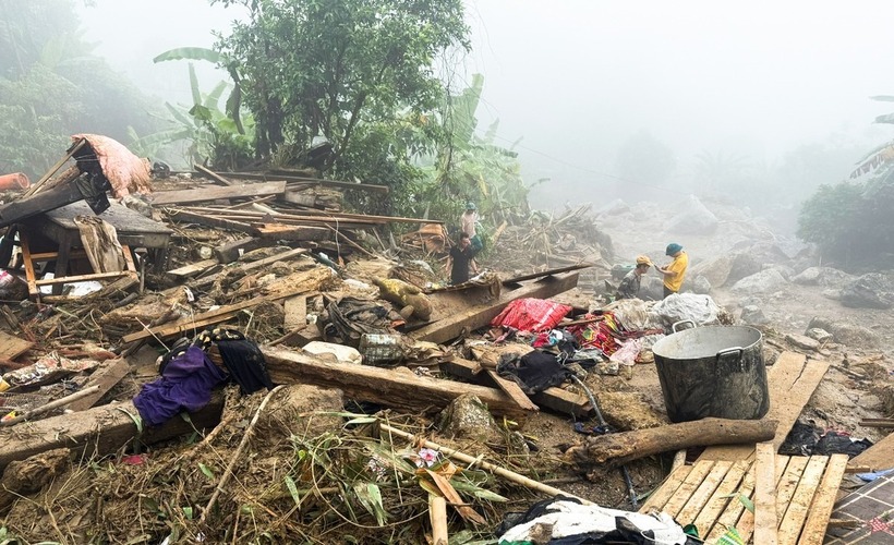 Tại hiện trường nơi xảy ra vụ lũ quét, sạt lở đất, nhiều ngôi nhà bị đất đá vùi lấp.