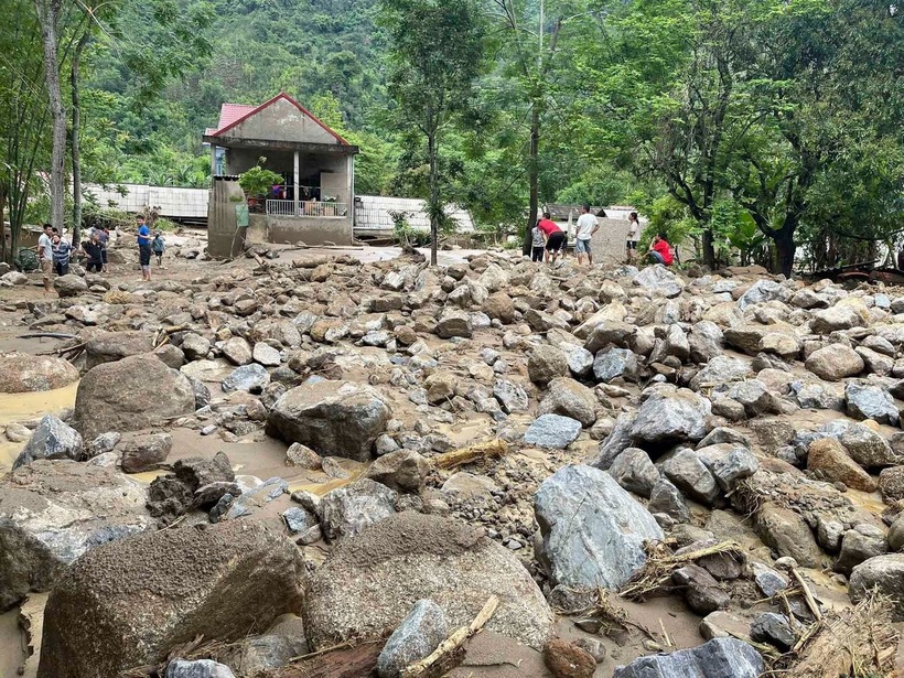 Khối lượng đá lớn sạt lở làm ảnh hưởng đến giao thông.