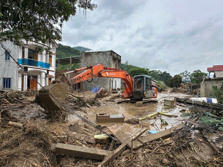 Lực lượng tại chỗ khẩn trương hỗ trợ người dân.