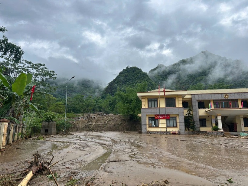Sân trước UBND xã Đồng Phúc ngập sâu trong bùn đất.