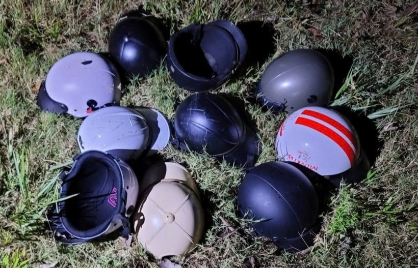 Trộm mũ bảo hiểm của các cặp đôi yêu nhau mang đi cất giấu. (Ảnh: Dân trí)