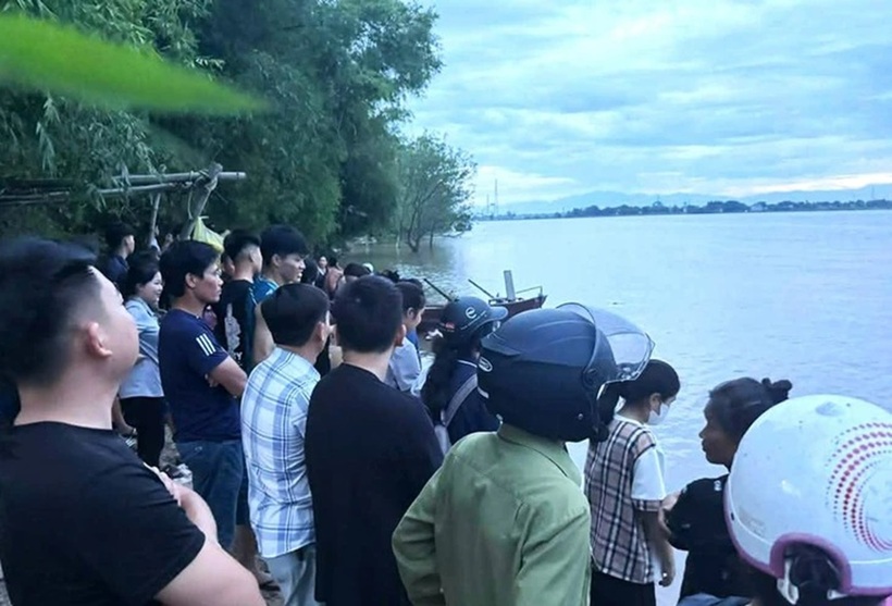 Đông đảo người dân tập trung bên bờ sông Lam ngóng tin sau khi em H. bị đuối nước. Ảnh: Tuổi Trẻ